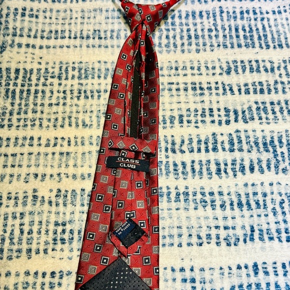 Child’s Tie-zipper adjustable, one size, approximately 14”, Dillards Class Club - Picture 5 of 5